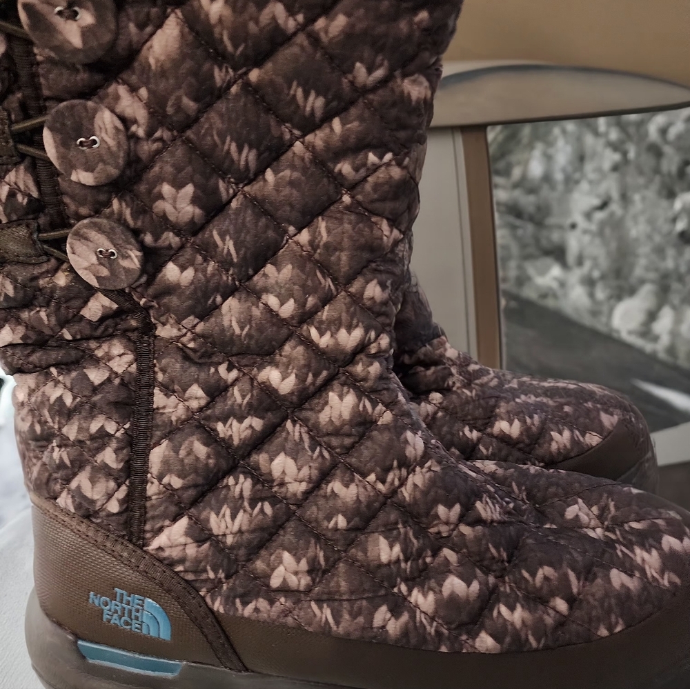 Northface pull on boots. Worn once!!!